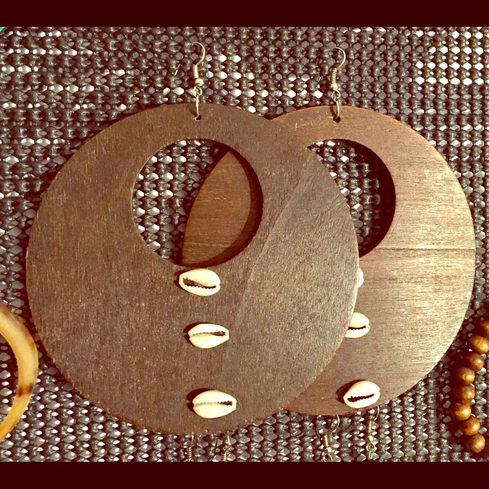 Wood and cowrie!